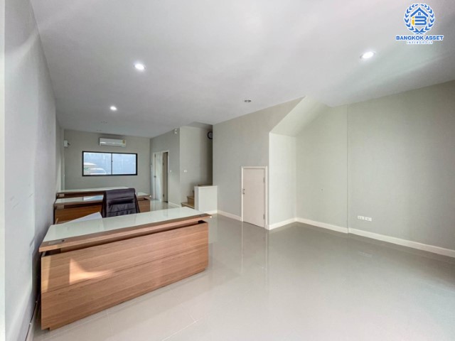 ทาวน์เฮ้าส์มือสองย่านกรุงเทพมหานคร ม.นลิน แกรนด์ อเวนิว วงแหวน-พระราม9 เนื้อที่ 24.2 ตร.ว. ฟังก์ชัน 4 ห้องนอน 4 ห้องน้ำ 1 ที่จอดรถ แถมฟรี! 4 เครื่องปรับอากาศ พร้อมของแถม ใกล้สนามบินสุวรรณภูมิ, พระราม 9 และรถไฟฟ้าแอร์พอร์ตลิ้งค์ "สถานีบ้านทับช้าง"...